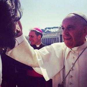 Papa Francisco e Rodrigo Santoro. Créditos: Paramount